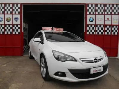 Usata Opel Astra GTC 110 CV (80 kW) 2015 Bianco Coupé