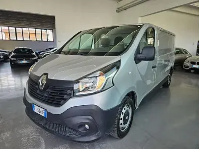 Usata Renault Trafic SE 125 CV (91 kW) 2017 Argento Monovolume