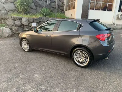 Usata Alfa Romeo Giulietta Distinctive 105 CV (77 kW) 2011 Grigio Utilitaria
