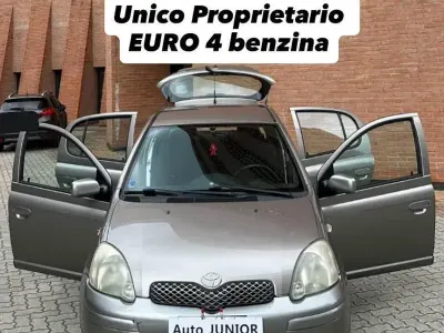 Begagnad Toyota Yaris 65 HK (47 kW) 2005 Beige Sedan