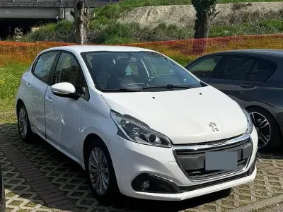 Usata Peugeot 208 Active 99 CV (72 kW) 2016 Bianco Utilitaria