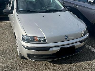 Usado Fiat Punto 60 CV (44 kW) 2002 Gris Berlina