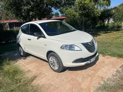 Usata Lancia Ypsilon 80 CV (58 kW) 2015 Bianco Utilitaria