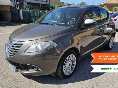 Usado Lancia Ypsilon S 95 HP (69 kW) 2014 Castanho Citadino