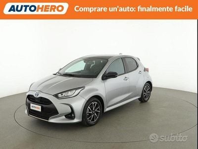 Usata Toyota Yaris Hybrid Lounge 92 CV (67 kW) 2022 Grigio Berlina