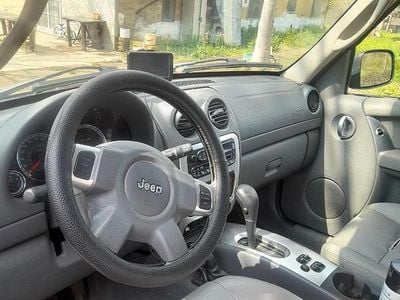 Second-hand Jeep Cherokee 163 CP (119 kW) 2007 Negru SUV