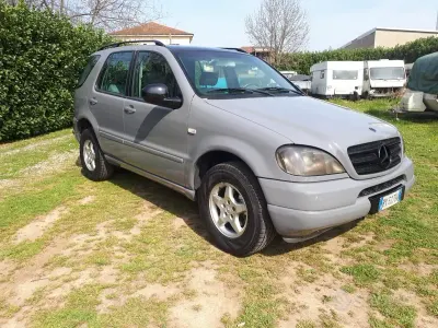 Usata Mercedes ML270 163 CV (119 kW) 2000 Grigio SUV