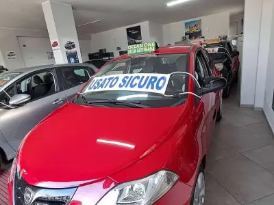 Usata Lancia Ypsilon Platinum 69 CV (50 kW) 2015 Rosso Utilitaria