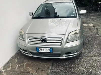 Usata Toyota Avensis 116 CV (85 kW) 2003 Grigio Station wagon