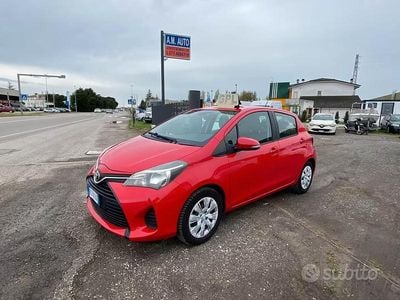 Usata Toyota Yaris 69 CV (50 kW) 2016 Rosso Berlina