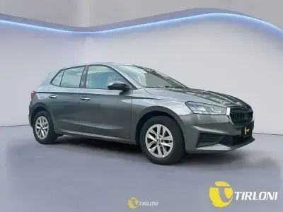 Usado Skoda Fabia Ambition 95 CV (69 kW) 2022 Gris Utilitario