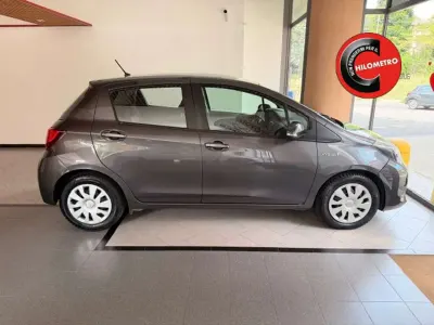 Usata Toyota Yaris Hybrid Active 75 CV (55 kW) 2015 Grigio Berlina