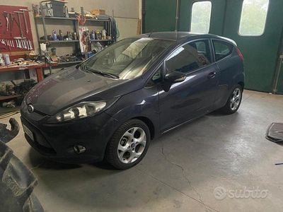 Begagnad Ford Fiesta 53 HK (38 kW) 2012 Svart Halvkombi