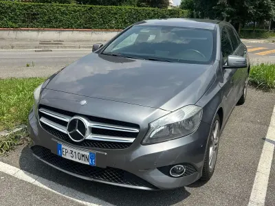 Usata Mercedes A180 109 CV (80 kW) 2012 Grigio Berlina