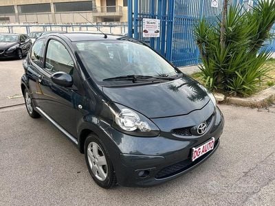 Usata Toyota Aygo 68 CV (50 kW) 2005 Grigio Utilitaria