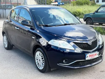 Usado Lancia Ypsilon Gold 69 CV (50 kW) 2018 Azul Utilitario