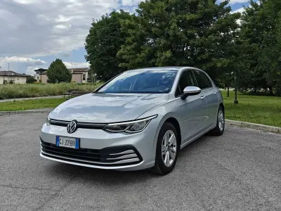 Usata VW Golf VIII Life 110 CV (80 kW) 2022 Argento Berlina