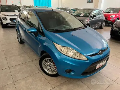 Usata Ford Fiesta Titanium 68 CV (50 kW) 2010 Bluazzurro Berlina