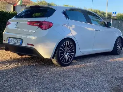 Usata Alfa Romeo Giulietta 105 CV (77 kW) 2013 Bianco Utilitaria