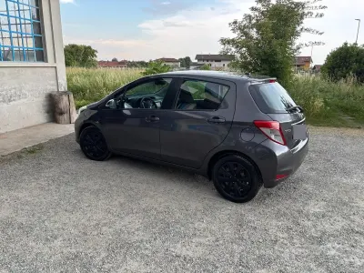 Usata Toyota Yaris 69 CV (50 kW) 2012 Grigio Utilitaria