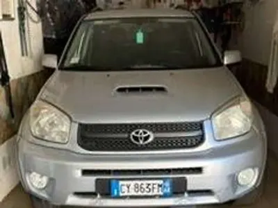 Usata Toyota RAV4 116 CV (85 kW) 2005 Argento SUV