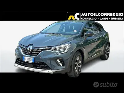 Usata Renault Captur Intens 101 CV (74 kW) 2023 Blu scuro SUV