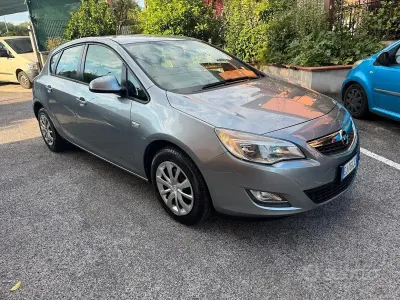 Usata Opel Astra 101 CV (74 kW) 2011 Grigio Berlina