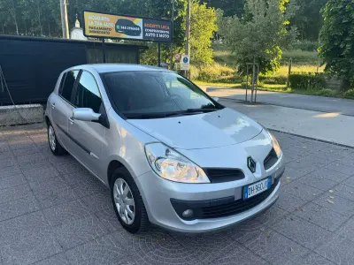 Käytetty Renault Clio II Rip Curl 75 HP (55 kW) 2007 Hopea Sedan
