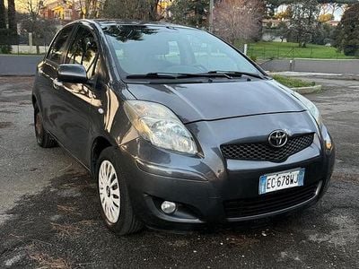 Usata Toyota Yaris 69 CV (50 kW) 2011 Grigio Utilitaria
