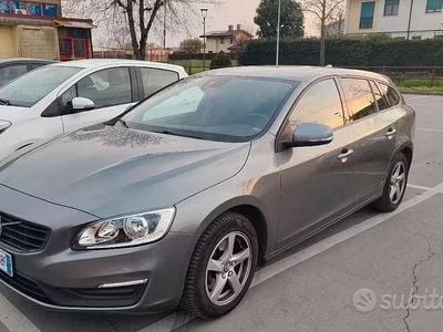 Usata Volvo V60 120 CV (88 kW) 2017 Grigio Station wagon