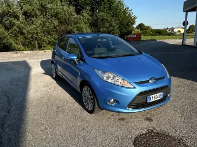Usata Ford Fiesta Titanium 68 CV (50 kW) 2010 Bluazzurro Berlina