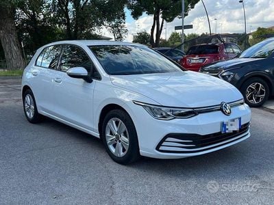 Usata VW Golf VIII Life 110 CV (80 kW) 2023 Bianco pastello Berlina