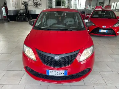 Usata Lancia Ypsilon Silver 69 CV (50 kW) 2018 Rosso Utilitaria