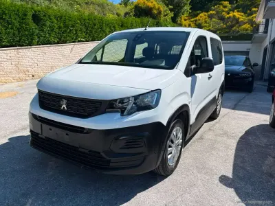 Usata Peugeot Rifter Active 102 CV (75 kW) 2022 Bianco Monovolume