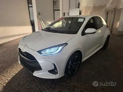 Nuova Toyota Yaris Hybrid Lounge 2026 Bianco Berlina