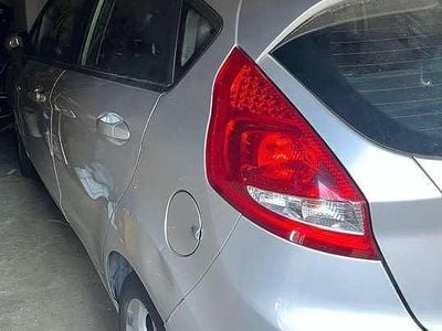 Usata Ford Fiesta 97 CV (71 kW) 2012 Argento Utilitaria