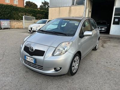 Usata Toyota Yaris 87 CV (63 kW) 2007 Argento Berlina