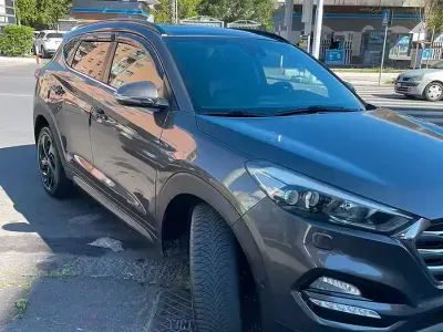 Usata Hyundai Tucson Xpossible 136 CV (100 kW) 2015 Grigio SUV