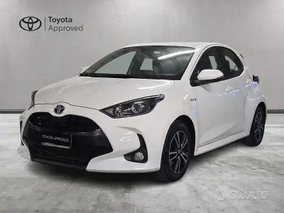 Begagnad Toyota Yaris Hybrid Active 92 HK (67 kW) 2021 Vit Sedan