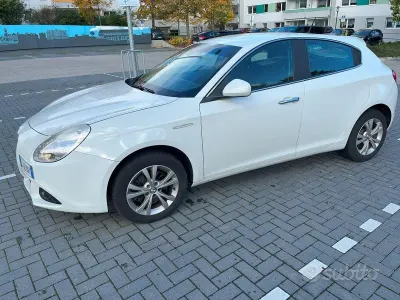 Usata Alfa Romeo Giulietta Distinctive 140 CV (102 kW) 2012 Bianco Utilitaria