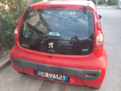 Usata Peugeot 107 Urban Move 68 CV (50 kW) 2008 Rosso Utilitaria