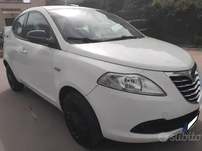 Gebraucht Lancia Ypsilon 75 PS (55 kW) 2013 Weiß Kleinwagen