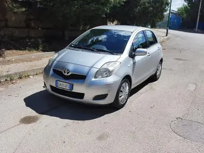 Usata Toyota Yaris 69 CV (50 kW) 2010 Grigio Utilitaria