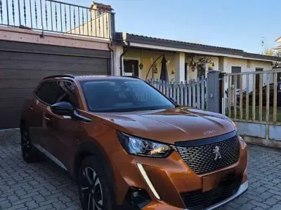 Usata Peugeot 2008 Allure 110 CV (80 kW) 2021 Rosso SUV