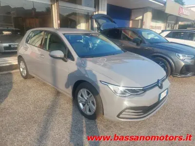 Usata VW Golf VIII Life 116 CV (85 kW) 2024 Grigio pastello