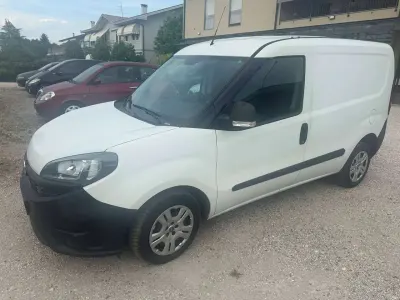 Usata Fiat Doblò Lounge 105 CV (77 kW) 2022 Bianco Monovolume