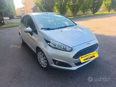 Usado Ford Fiesta 75 HP (55 kW) 2015 Cinzento Citadino