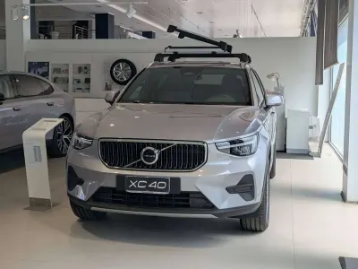 Nuova Volvo XC40 Core 163 CV (119 kW) 2026 Argento SUV