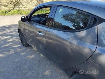 Usata Lancia Ypsilon Gold 69 CV (50 kW) 2022 Grigio Utilitaria