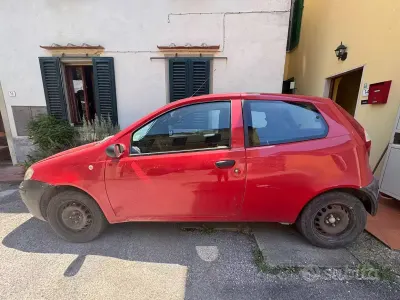 Usata Fiat Punto Dynamic 80 CV (58 kW) 2004 Rosso Utilitaria